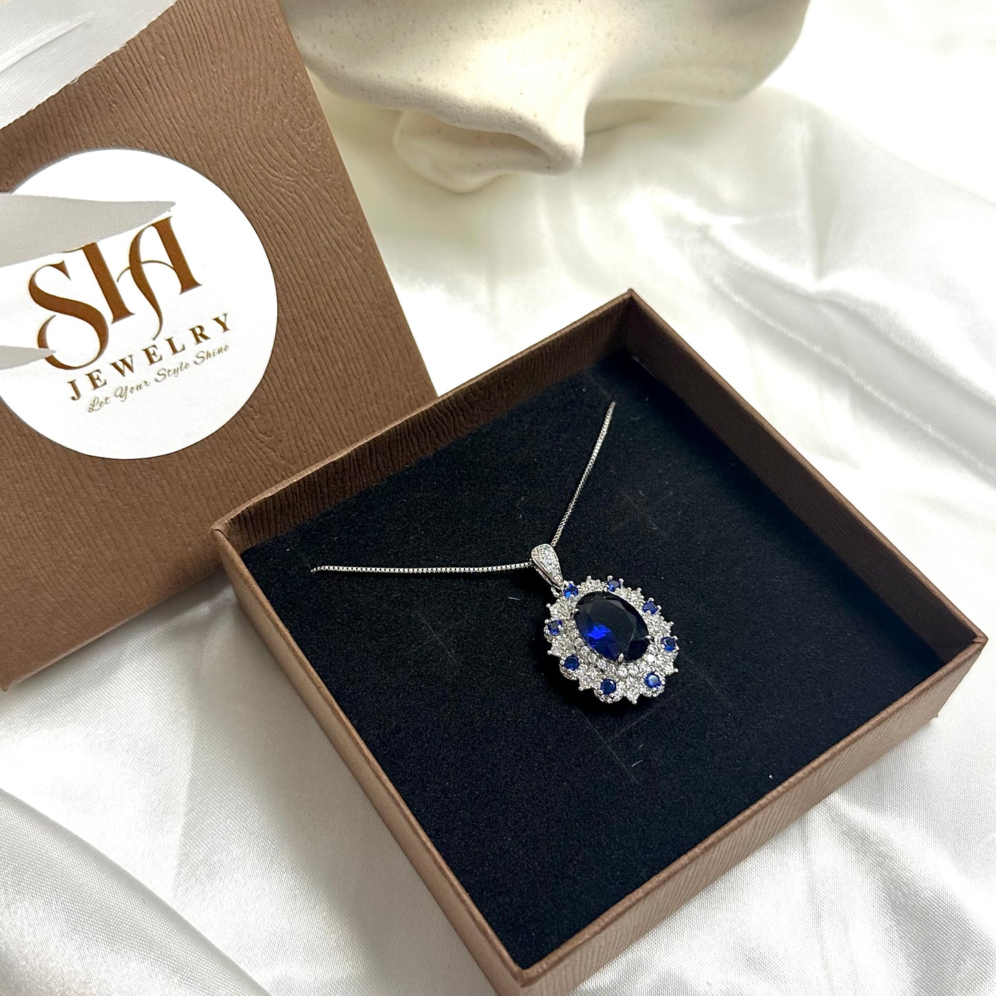 ENORA PENDANT - NECKLACE